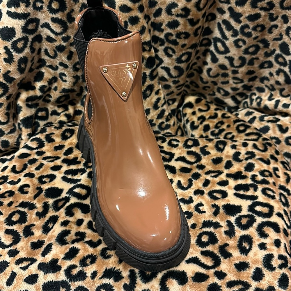GUESS
NEW